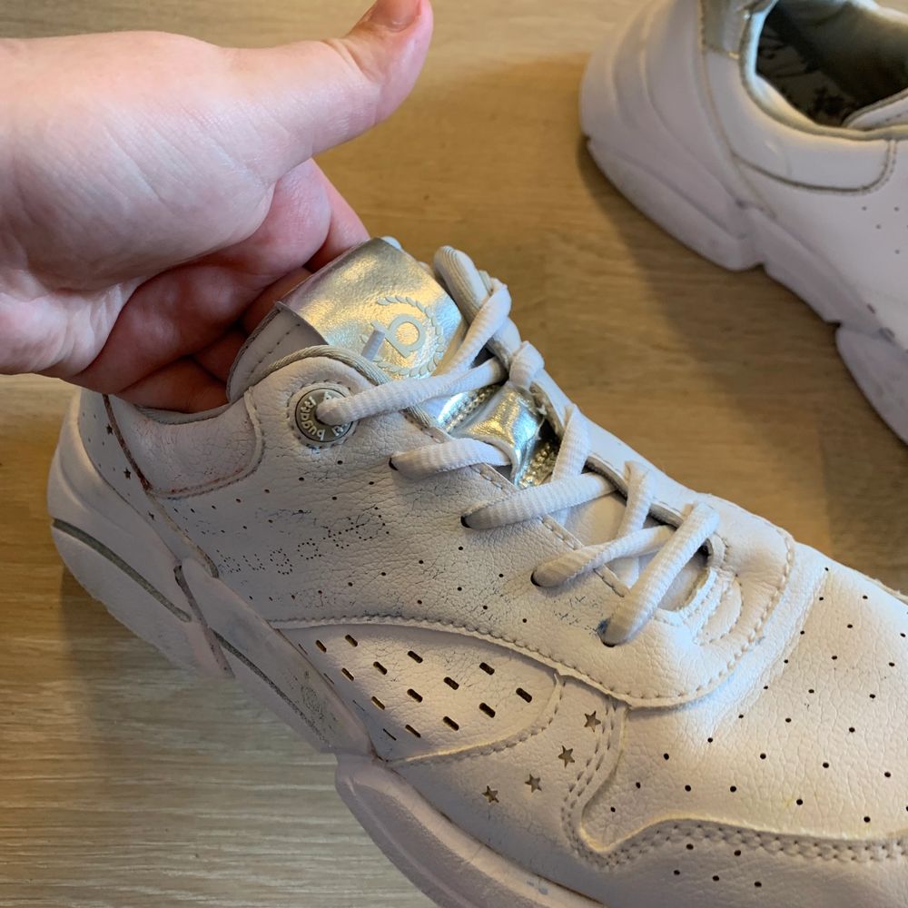 dessa vita sneakers från bugatti⚡️ som man ser på bild 1 så har jag ritat på ena skon, men det är iprincip helt osynligt när man inte tittar nära, men därav det billigare priset! ❤️jätte söta detaljer med stjärnorna . Skor.