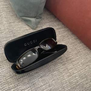 Solglasögon från Gucci i nyskick. Köpta i början på 2000 och har knappt används efter det. Därför finns det inga repor på dom. Kan skicka mer bilder om det skulle önskas 🥰. 