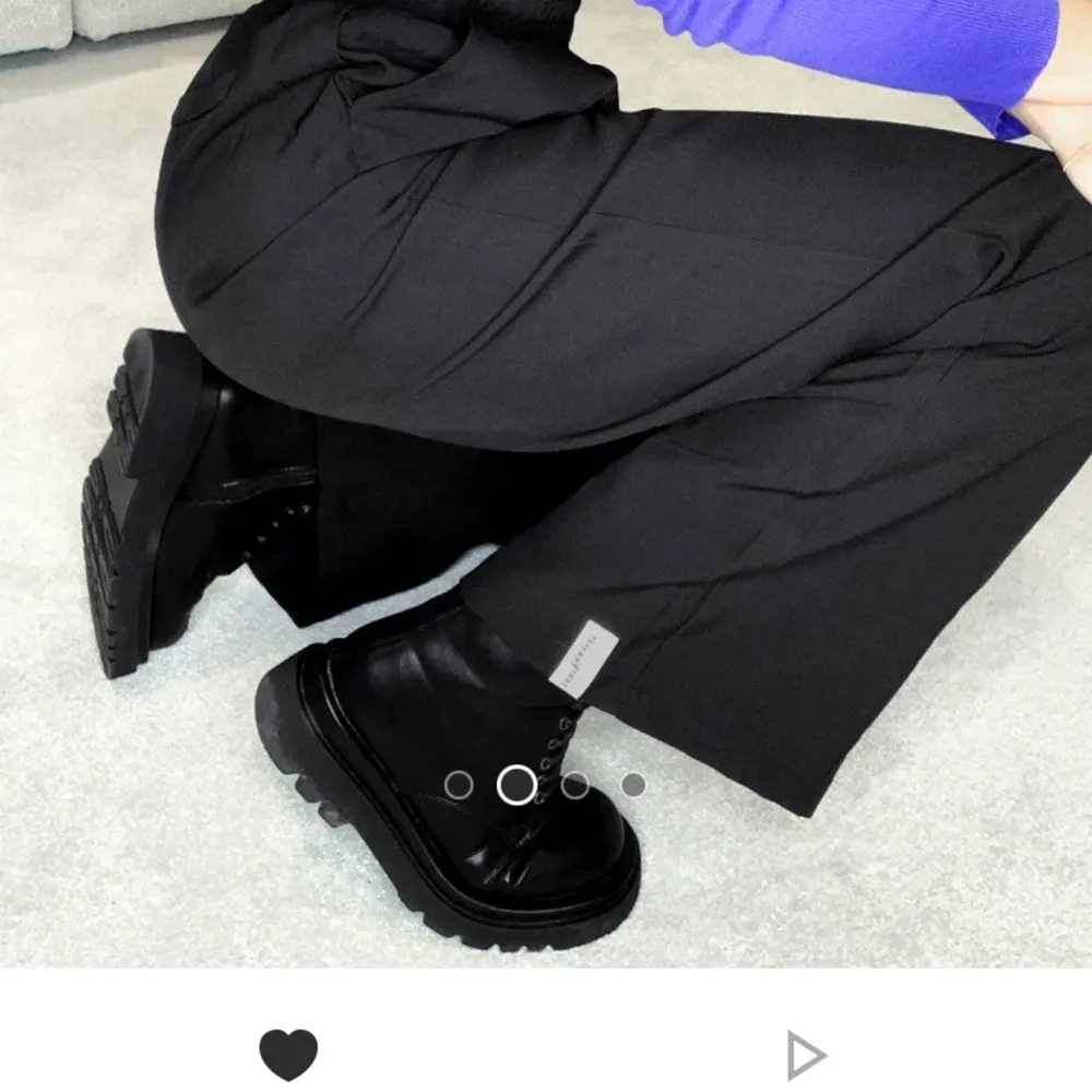 Jättesnygga typ cargo pants fast samtidigt inte?? jättesnygg fit på dom iallafall och helt nya, men säljer vidare för dom va lite långa på mig som är 165🥺 . Jeans & Byxor.