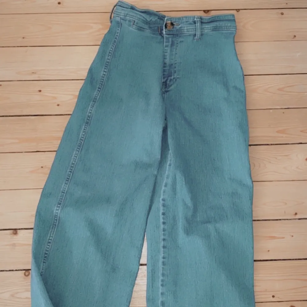 Hm jeans, använts kanske 4 gånger, köpta förra året 🥰              Dom göra jeansen passar mig som är XS men byx storleken är 160-170. Jeans & Byxor.
