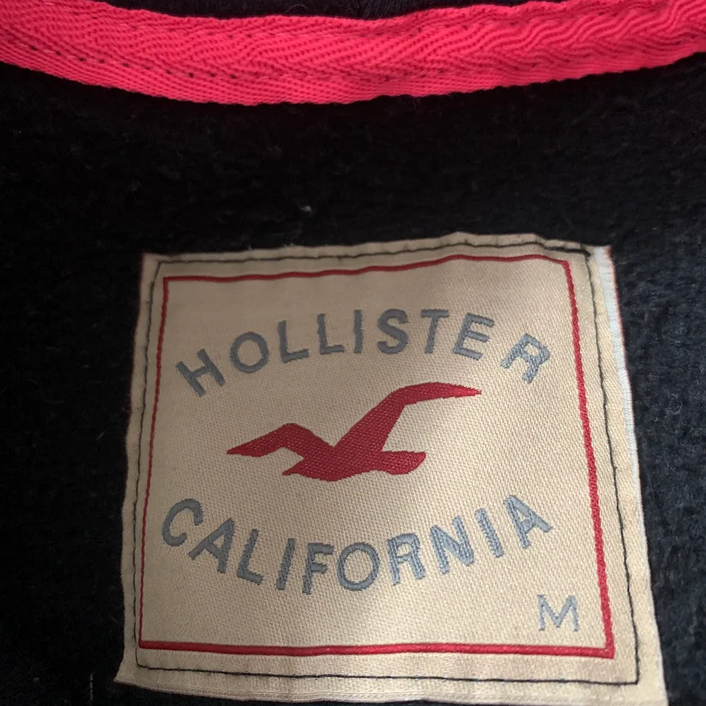 En marinblå hollister hoddie. Väl använd därav billigt pris. Köparen står för frakt, betalning sker via swish. Hoodies.