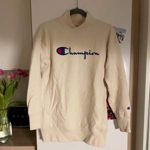 Champion sweater med liten polokrage. Beige färg. Köpt för 900kr, använd fåtal gånger. Jag har oftast S, denna är i M. 