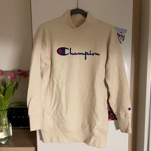 Champion sweater  - Champion sweater med liten polokrage. Beige färg. Köpt för 900kr, använd fåtal gånger. Jag har oftast S, denna är i M. 