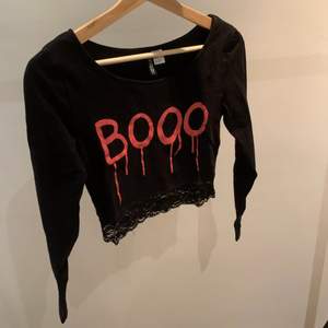 GARDEROBSRENSNING✨ halloween-inspirerad tröja med spetskant från H&M, storlek S. Säljer pga att den blivit för liten. Använd ett fåtal gånger så i väldigt fint skick. Skriv om ni vill ha fler bilder💗 Köparen står för frakten☺️