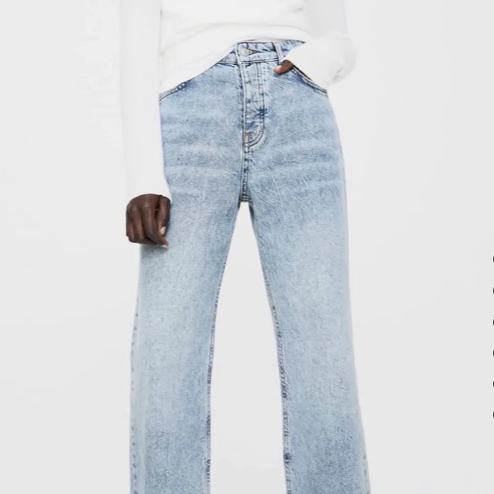 Brand New Zara Jeans with a Wide Fit and Light Wash. perfect for spring 💐 bought for 359kr two weeks ago. Barely worn. FREE SHIPPING OR MEET UP. . Jeans & Byxor.