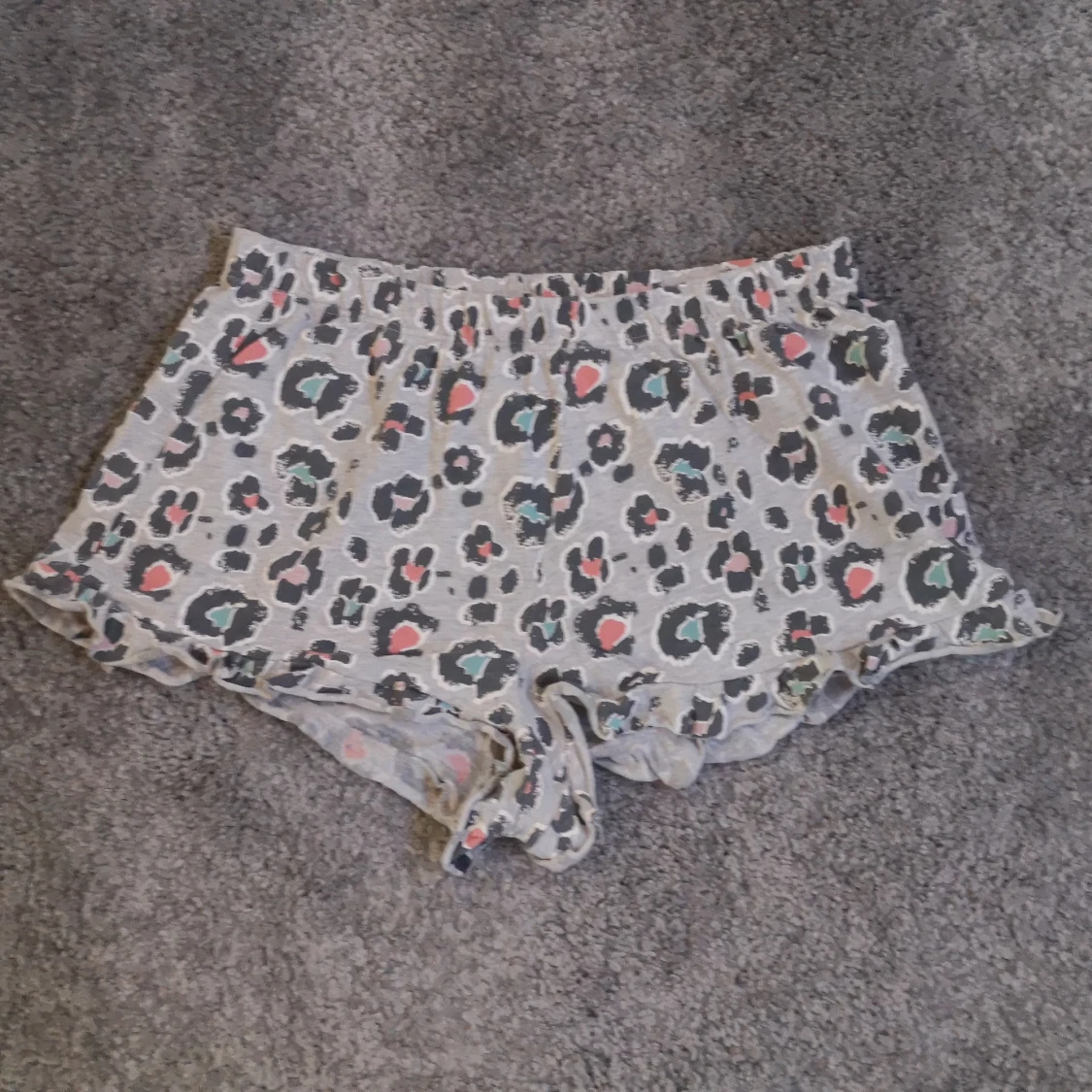 Grå pyjamas shorts med leopard mönster