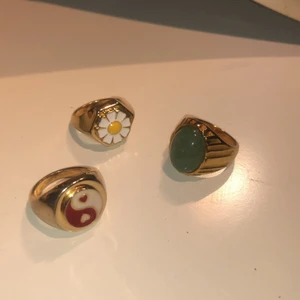 Ringar - Trendiga ringar, vet inte storleken, inte jättestor storlek men inte skit små heller lol, 100 för alla en för 40,  möts gärna upp i Göteborgs området OBS blomringen är såld