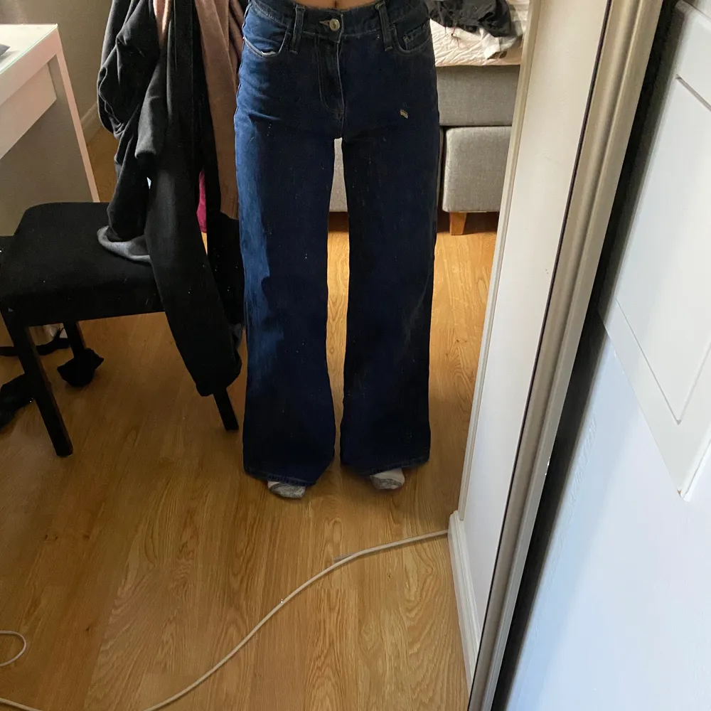 Säljer nu mina mörkblåa jeans från Zara🥰 använda fåtal gånger så de är i bra skick. Storlek 36 men passar även mig som brukar ha storlek 34! De tar ut formerna så fint! Jag på bilden är 163! Kolla gärna min sida! KRAM. Jeans & Byxor.