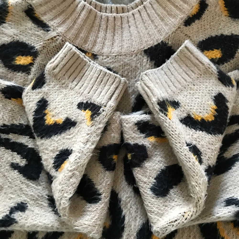 En stickad tröja med leopard mönster. . Tröjor & Koftor.