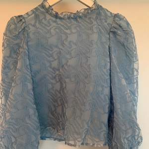 Ljusblå blus från Zara med superfint mönster på, köparen betalar frakten 💙💙💙