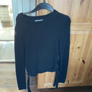 Ginatricot tröja med snörning på sidan - Storlek S, fin och varm tröja