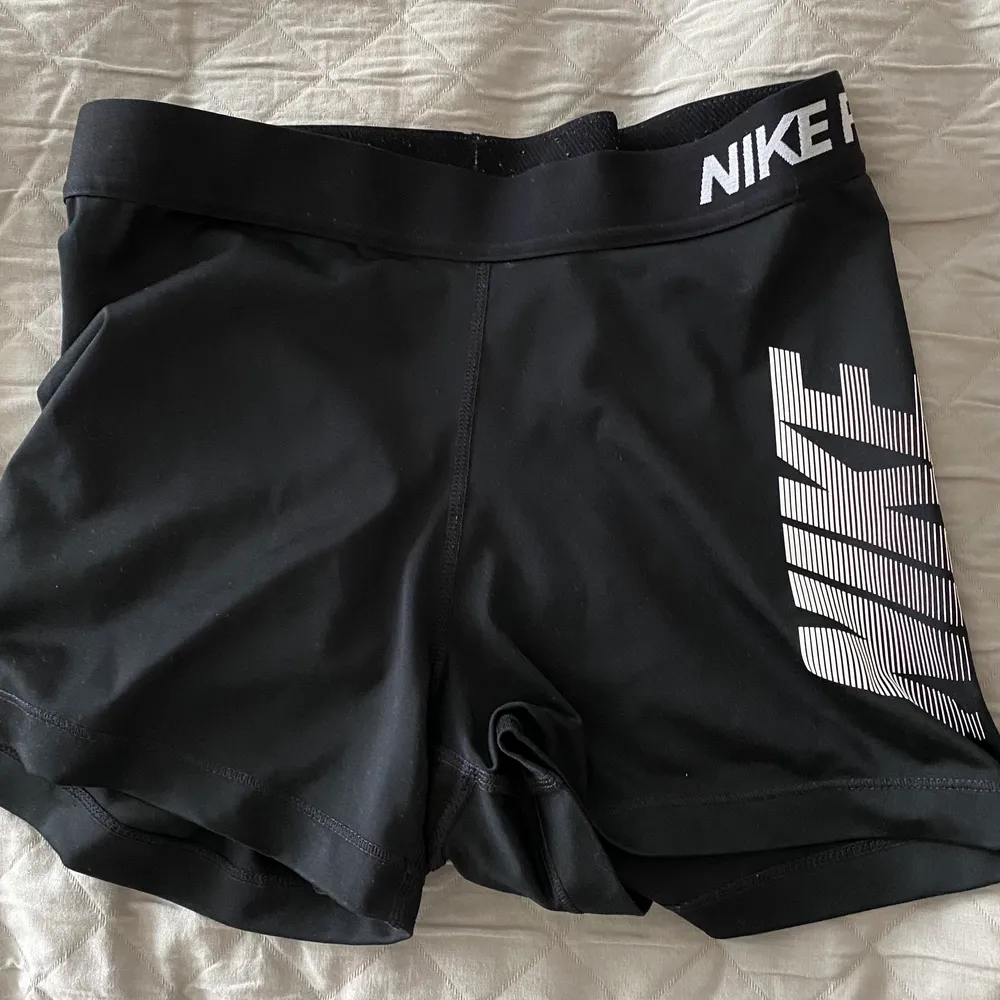 Träningshorts från Nike, använda ett fåtal gånger. Lappen är avklippt men de är i storlek medium. FRI frakt! ✨ Säljer flera plagg, kolla gärna in mina andra annonser!. Shorts.