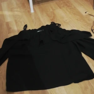 Blus  - En svart blus. Använd ett fåtal gånger men är som ny. 