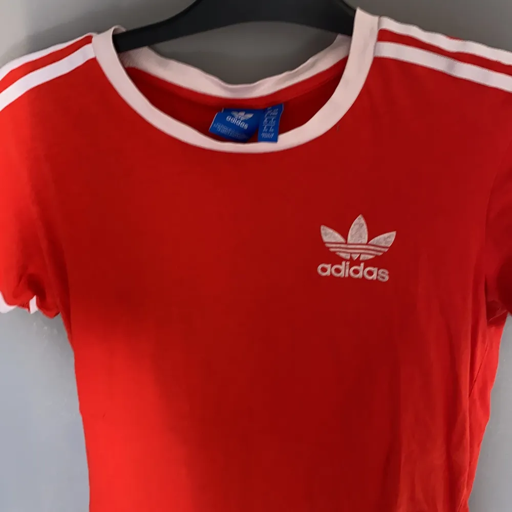 Röd adidas T-shirt . T-shirts.