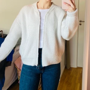 Kofta från NA-KD  - Kofta från NA-KD i storlek XS men passar lätt en S/M också då den är större i modellen. Supermysig🤩 Kan mötas upp eller posta. Köparen står för frakten.