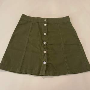 Grön kjol från H&M. Knappt fram till på kjolen. Aldrig använd 