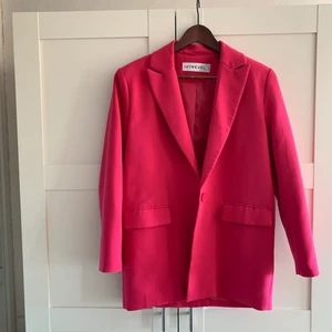 Kavaj, strl 38 - Jag säljer min rosa kavaj som jag endast använt 2-3 gånger! Storlek: 38. Nypris: 700kr. Jag säljer för: 260kr