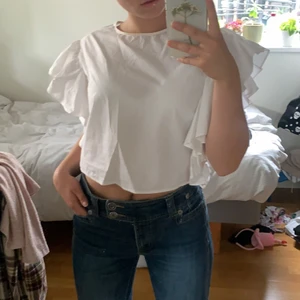 Linne från zara S - T-shirt/linne  från zara i storlek S. Har en liten smink-fläck på kragen. 