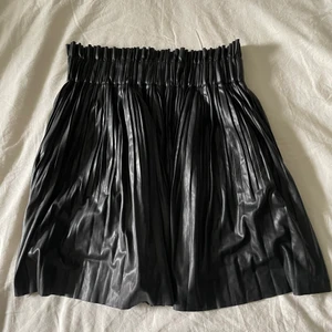 Skinn kjol från zara - Jättefin kjol i skinn imitation 🤍 köparen står för frakt! 