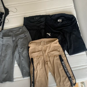 Träningsbyxor - Långa träningsbyxor. ljusgrå(vänster). mörkgrå(mitten).  (svarta= SÅLD). beige(mitten). Ljusgrå- Strl XS. Övriga- Strl S. Bra skick. 100kr/st. Paketpris 220. Frakt tillkommer!