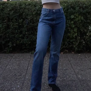 Jeans  - Oanvända blåa jeans. Jag är 172cm och byxorna går ända ner till mina fötter. Köparen står för pris+frakt🥰