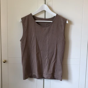 Finstickad väst - Superfin och skön finstickad väst! Fint skick, säljer då den tyvärr inte kommer till användning! Storlek S men passar allt från XS-M beroende på hur man vill att den ska sitta! Köparen står för frakten.