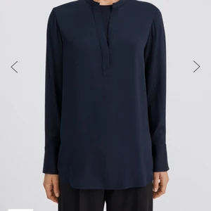 FILIPPA K BLUS - Intressekoll på min blus från Filippa K. Använd 2 gånger, i nyskick och köptes för 2600kr. Budgivning vid flera intresserade. Möts i borås/fraktas, köparen står för frakt 