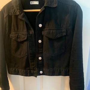 En svart jeans jacka från Gina tricot. storlek XS. Knappt använd och inga skador. Mitt pris: 150+ frakt 