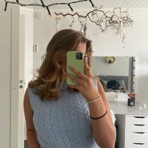 Stickad väst - En annan sjukt skön å snygg stickad väst, har aldrig kommit till användning. Denna kostar 100+40 frakt💕