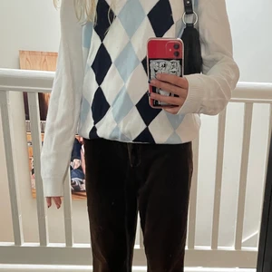 Argyle tröja - Snygg argyle tröja som jag har köpt har på plick men bara använd en gång. Jättegullig och väldigt trendigt!!! Nystick. På lappen står det medium men den passar bra och oversized på mig som är S-XS. 60kr+24kr frakt 📦. Skriv privat om mer bilder!