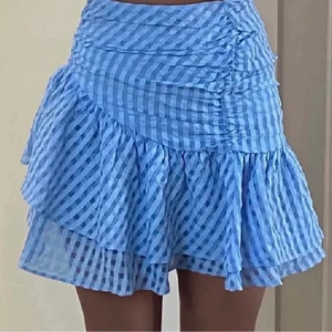 Kjol - Snygg blå kjol från hm, använd ca 3 ggr. Slutsåld. 💕(inte mina bilder)