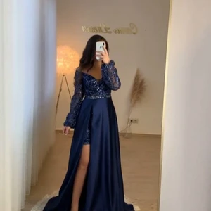 Elegant tvådelars klänning - Elegant tvådelarsklänning med kort klänning o lång kjol med. Säljer för 2000 men pris kan diskuteras. Stl 38/40.