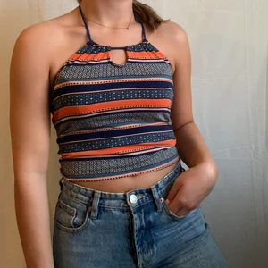 Mönstrad topp! - Mönstrad topp i orange och blått från H&M. Är 170 och har oftast S/36. Använd några gånger men är i bra skick! 