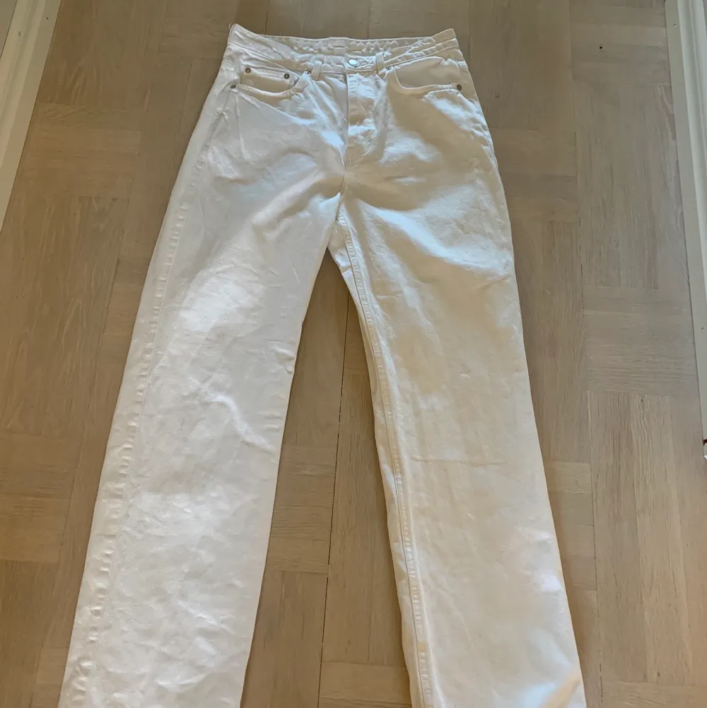 Jättefina vita jeans från weekday. Nästan oanvända. Modell Rowe. Storlek W 30 L 32. Betala via swish💗 Säljer pga de är för korta för mig som är runt 1.72. Frakten är inkluderad i priset🤍. Jeans & Byxor.