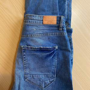 Ett par slitna jeans som aldrig kommit till användning. Storlek EU 44. Fraktkostnad tillkommer 🌸✨