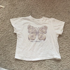 Babytee - Gullig babytee med tryck 😌 använt 1 gång! Köpare står för frakt