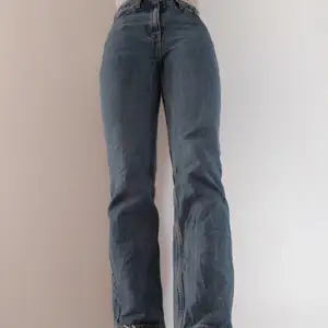 Ett par blå, voyage high straight jeans från Weekday. De har använts och tvättats ett par gånger, men är fortfarande i ett väldigt fint skick 👖. (Ursprungspris och köpta för 500 kr). Kontakta mig gärna om det finns några funderingar! 😊
