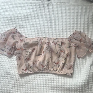 Blommig topp - En blommig topp från Gina tricot som aldrig är använd 