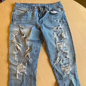 Slitna jeans från Bik Bok i storlek L. I nyttskick då de använts väldigt sällan. Fraktkostnad tillkommer. Hör av er vid frågor! 🌸✨