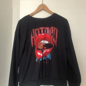 En sweatshirt i storlek M.  - Plagget är använt ca 2-3 gånger. Det är i bra skick. Har köpt det på shein. Skönt material inte för tjockt och inte för tunt. Passar super bra till jeans. 