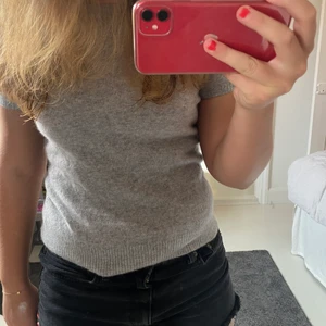 Cashmere tröja - Ursnygg cashmere T-shirt från United colors of beneton😊❤️ sitter lite litet för att vara en medium som en s eller xs