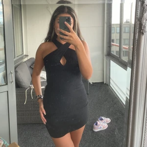 Svart klänning - Svart klänning från Nelly, använd endast vi två tillfällen! Köparen står för eventuell frakt💕