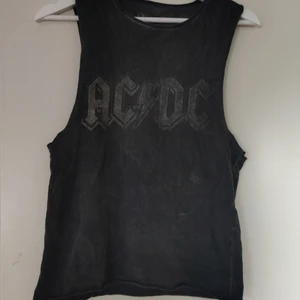 ACDC tröja  - Lite grå melerad tröja ifrån ACDC, knappt andvänd, fint skick och mellan lång :) 