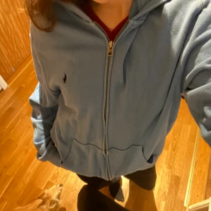 Snygg hoodie - Snygg zip-up från ralph lauren, andra bilden ger färgen rättvisa. Snygg oversized passform. Köpare står för frakt🌸