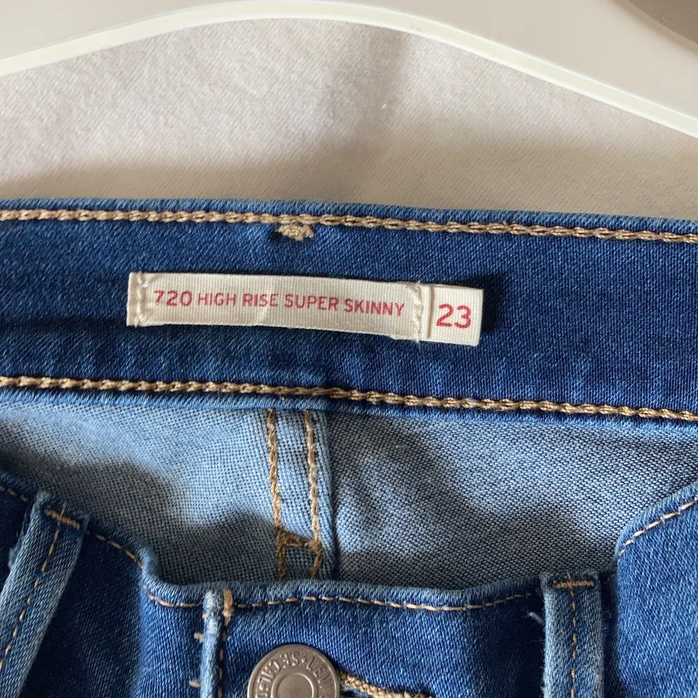Skinny jeans från Levis i modellen 720 High Rise Super Skinny, såklart äkta. Köpta i USA 2019. Nypris runt 400. Jeans & Byxor.