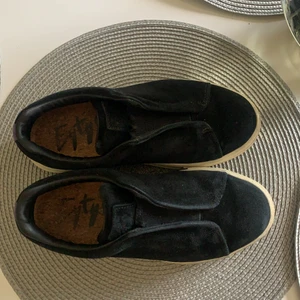 Eytys - Eytys som är köpta för ca 1 och ett halv år sedan, lite slitna men kan lätt tvättas🥰skriv för mer frågor, pris kan diskuteras!