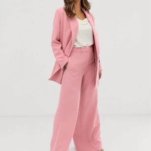 Rosa kostym - Säljer min underbara rosa kostym från asos! Den kommer tyvärr aldrig till användning så därför har jag valt att sälja den. Skicka meddelande för fler bilder