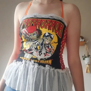 Horrorpops Strl XS/S - Cool omsydd tröja från the horrorpops, sitter som storlek XS/S. Kan nog användas som minidress om man är kort, men annars som en topp. 