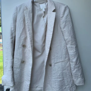 H&M KAVAJ - Beige kavaj från h&m. Finns två små fläckar som säkert går bort, har inte provat. 