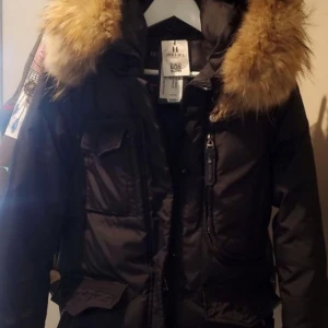 Hollies livigno - Äkta hollies dunjacka iStrl 38. Anväd ettfåtal ggr. ÄKTA! vid snabb affär kan priset diskuteras.  Kan skicka per post men då står köparen för frakten.